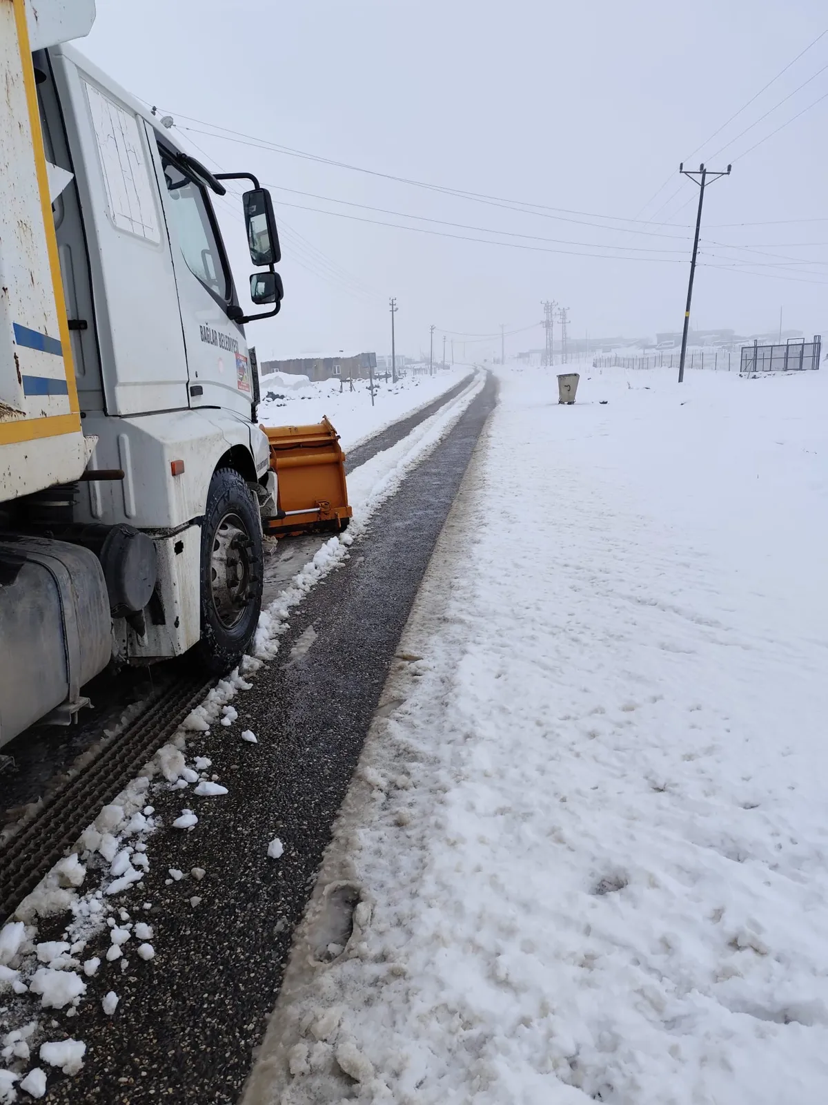 Tîmên Şaredariya Baglarê li taxên gundan xebatên paqijkirina berfê didomînin