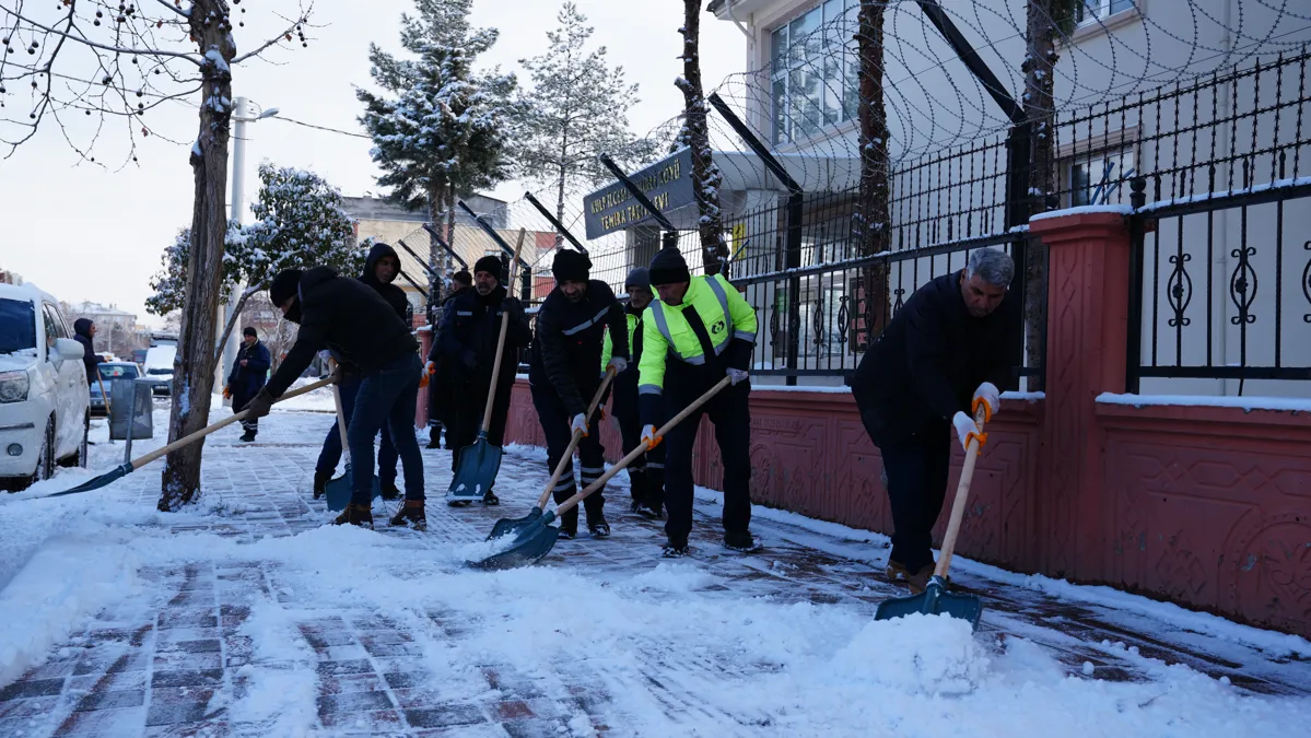 Bağlar Belediyesi ekipleri kar küreme ve tuzlama çalışmalarıyla ulaşımı sağlıyor