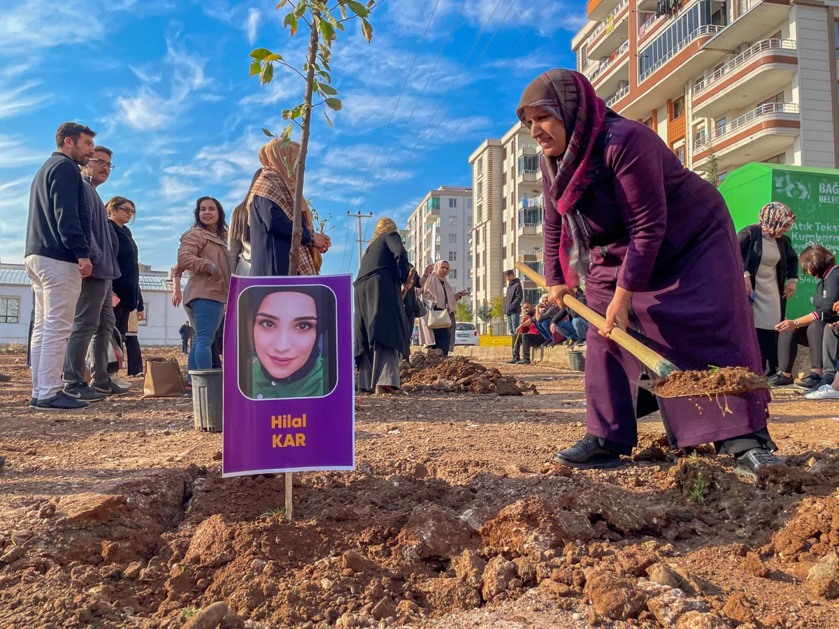 Ji bo bîranîna jinên hatine kuştin şitl hatin çandin: Em ê bi hev re tundiyê rawestînin