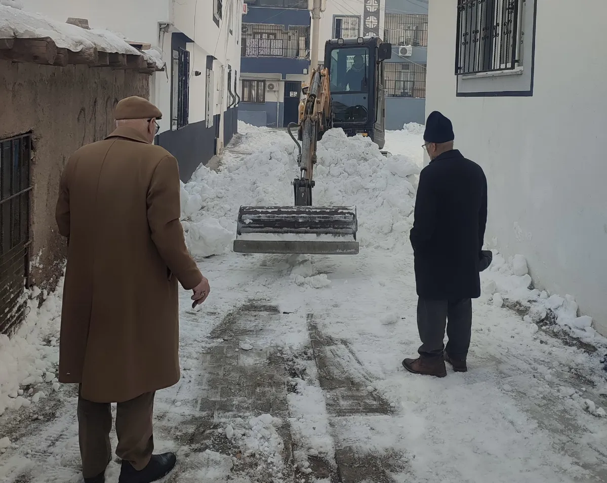 Eski Bağlar'da ara sokaklarda ulaşım için hizmet sürüyor