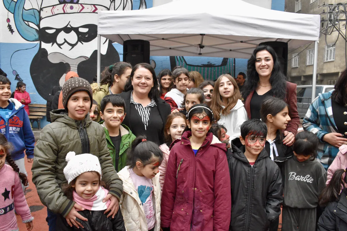 Hevserok Ayaz bi zarokan re civiya: Em hemû karên xwe bi ziman û çanda xwe dikin