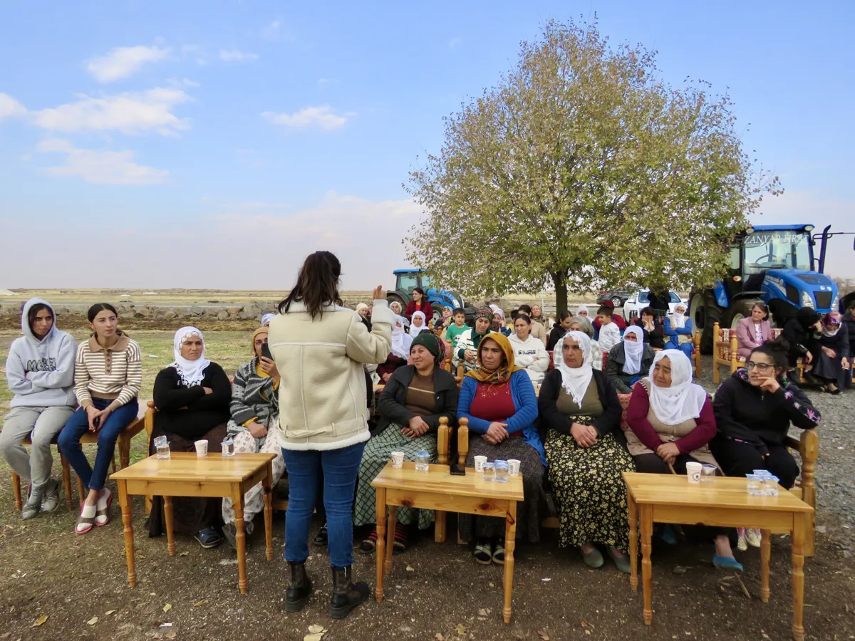 Amadekariyên 25ê Mijdarê berdewam dikin: Li taxa Pinaroğlu perwerdehiya hişyarkirinê hate lidarxistin.