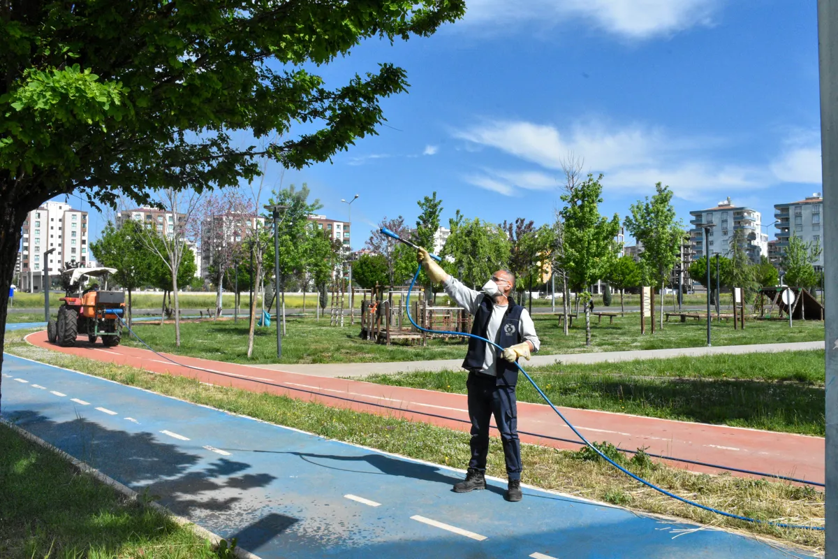 Li park û baxçeyan xebatên lênêrîn û paqijkirinê berdewam dikin