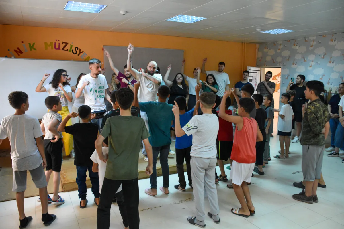 Ciwanên Ewropî li Atolyeya Lîstikan bi zarokan re civiyan