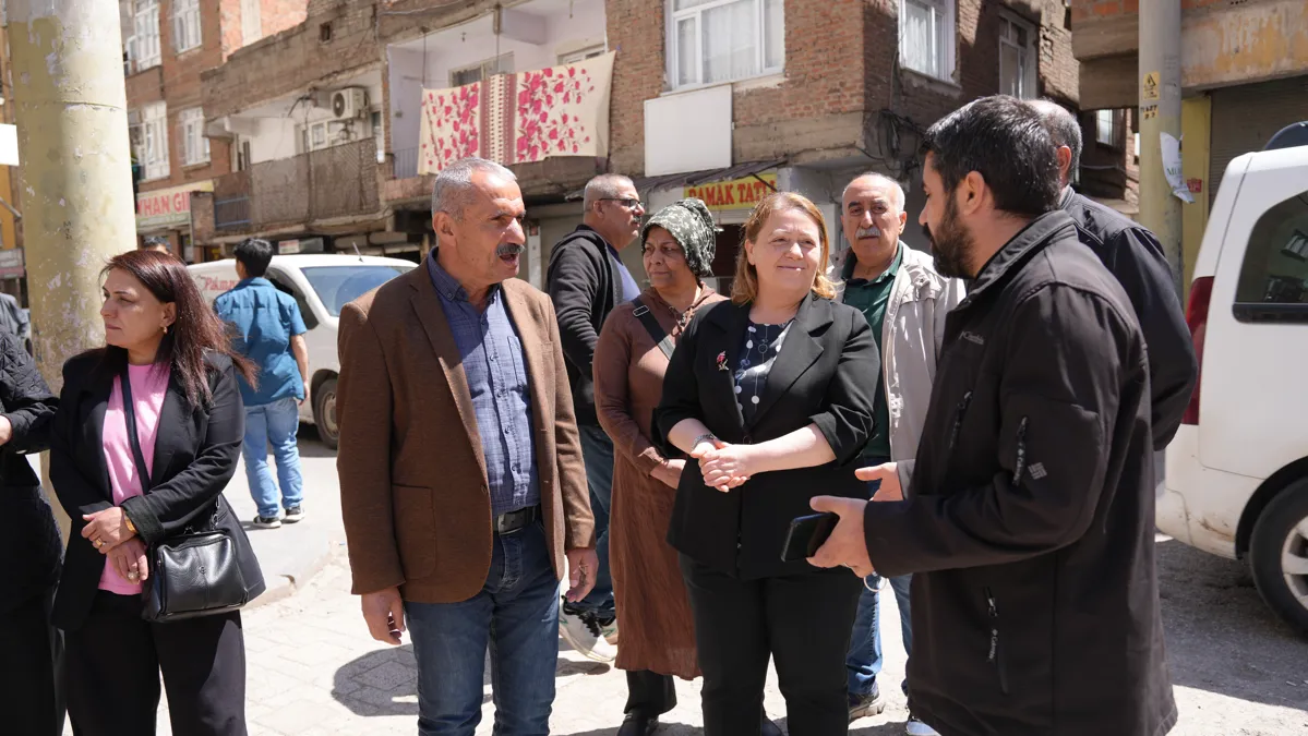 Eşbaşkanlar Girne Caddesi'nde esnafı ziyaret etti