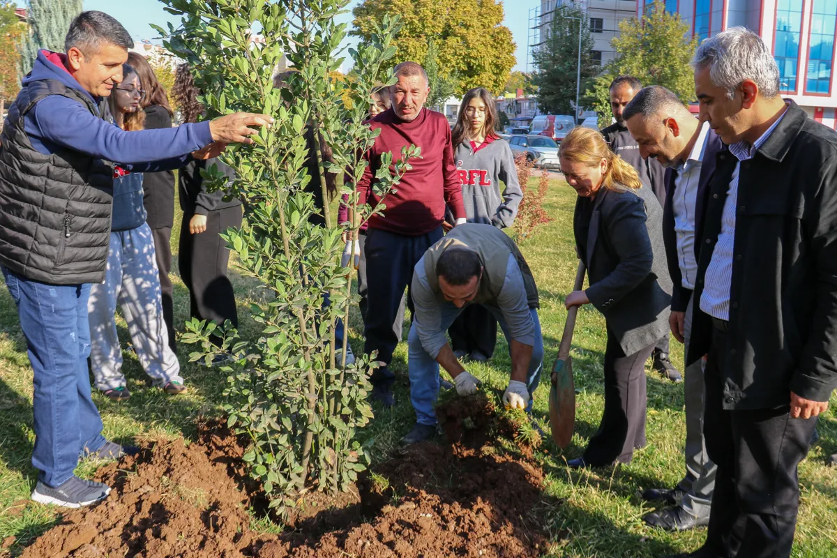 Eşbaşkan Ayaz, öğrencilerle birlikte ağaç dikti