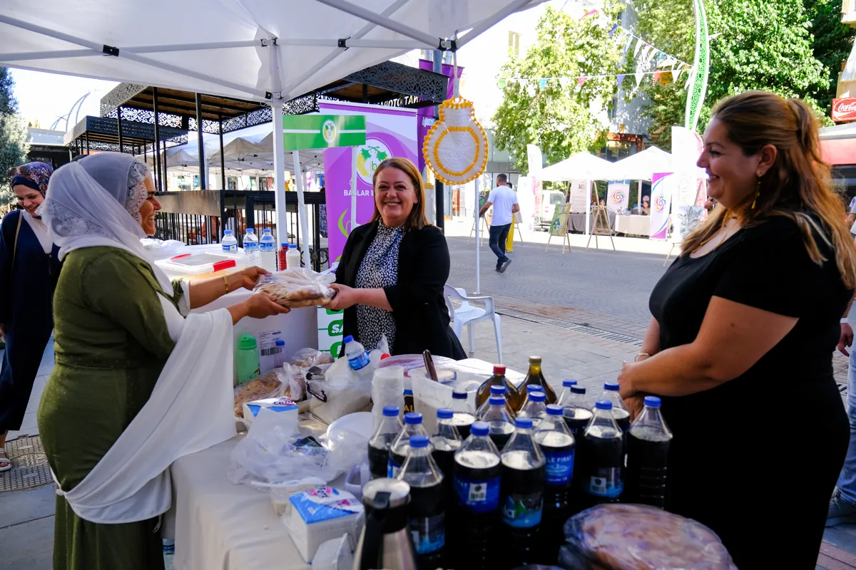 Sanat Sokağı'nda kadınların el emeği ürünler sergileniyor