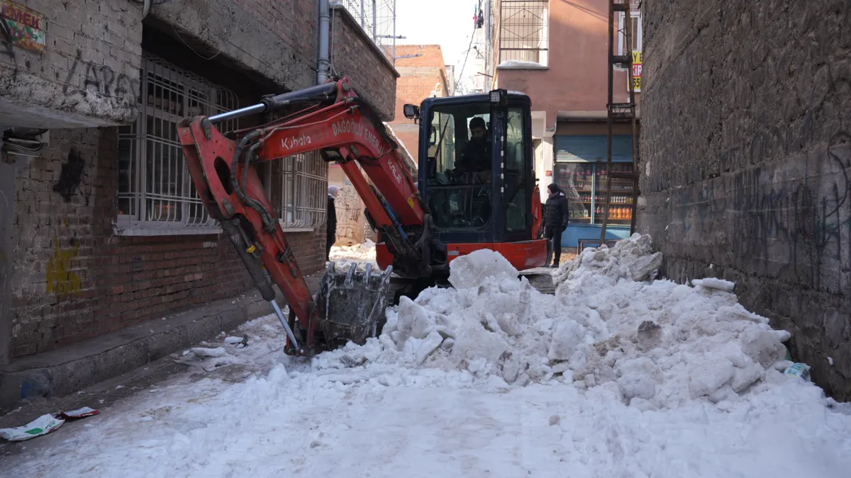 Ara sokaklar, kaldırımlar ve caddelerde çalışmalar sürüyor