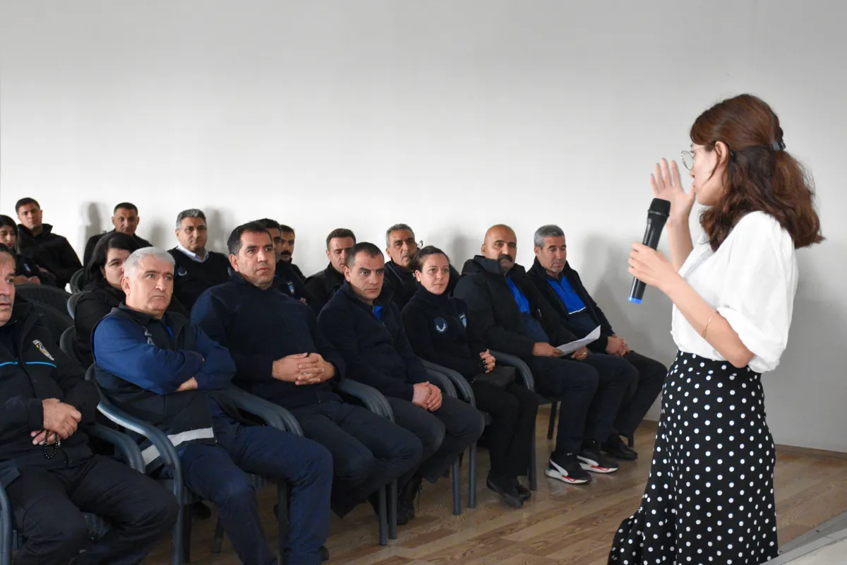 Ji bo polîs û karmendên parastina sivîl perwerdehiya hişmendiya tundiyê hat dayîn.