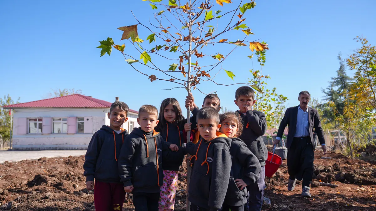 Köylerde öğrencilerle fidan dikme etkinliği düzenlendi