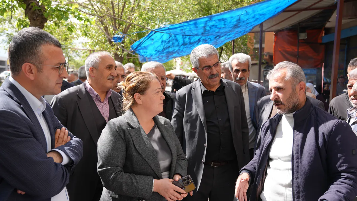 Eşbaşkanlar Karacadağ Bulvarı ve Gürsel Caddesi’nde esnafı ziyaret etti 