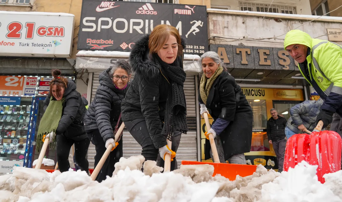 Kadın Politikaları Müdürlüğünden kar çalışmalarında dayanışma örneği
