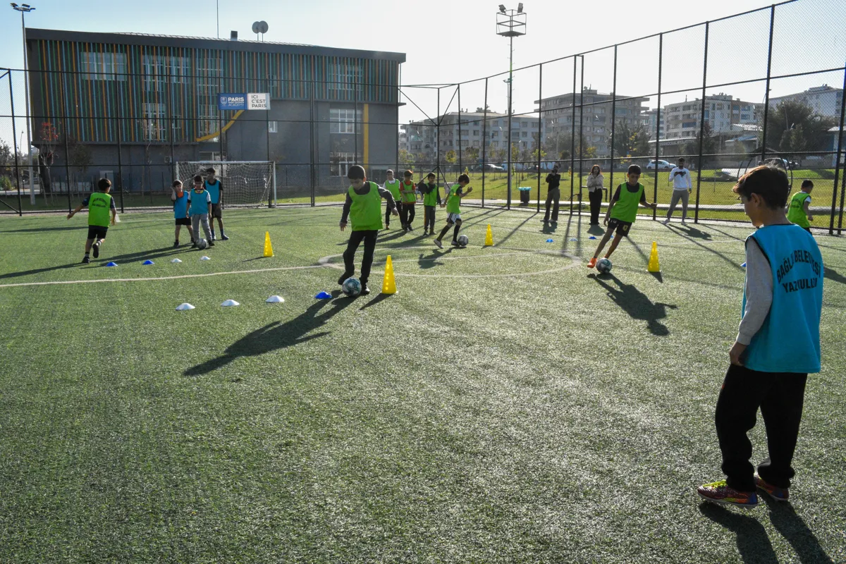 Zarok li Navenda Ciwanan a Rezanê beşdarî qursên futbolê dibin