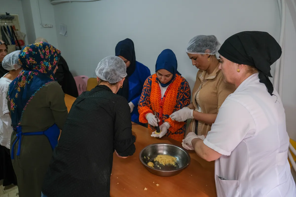 Kadınlar aşçılık kursunda meslek ediniyor