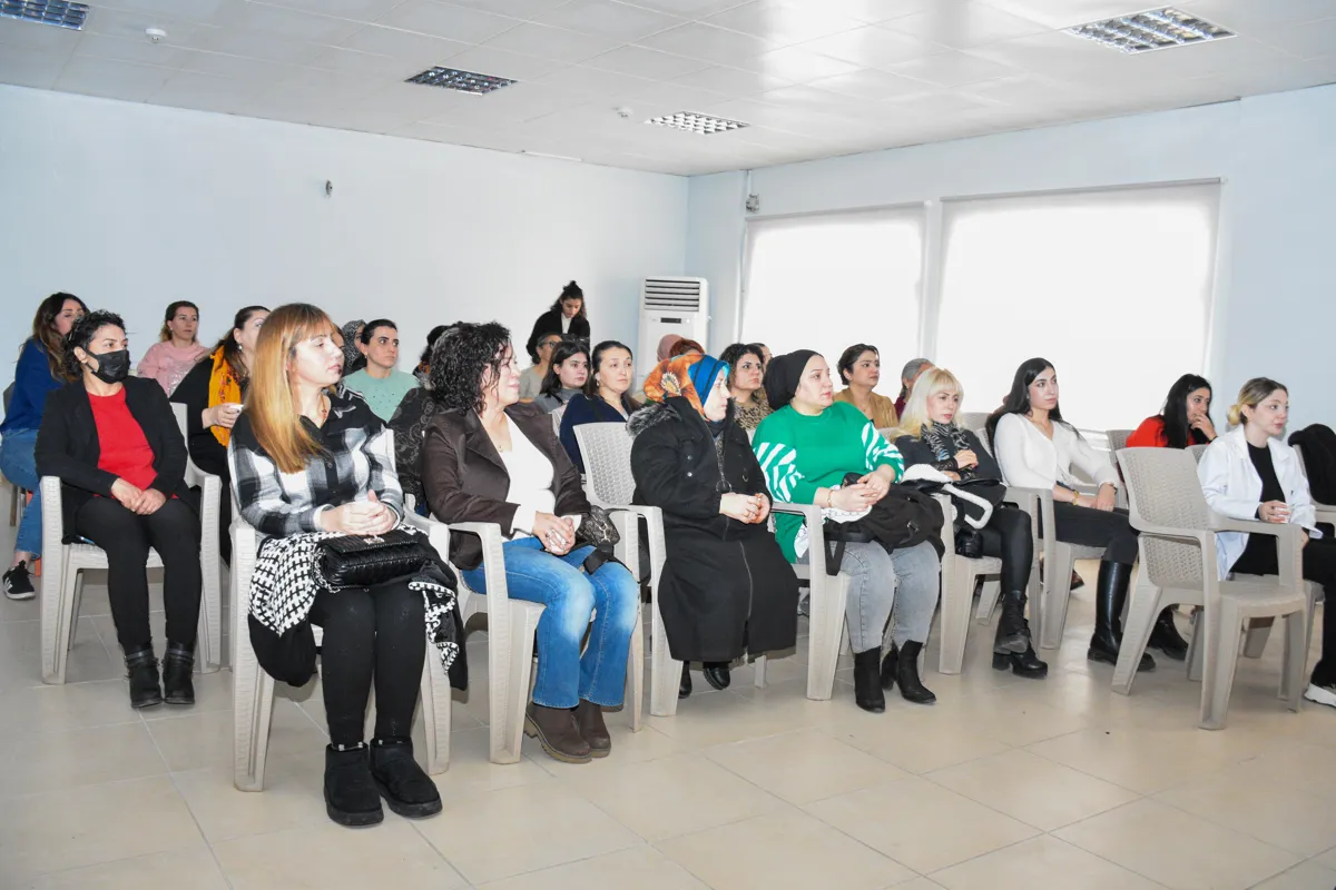 Ji bo karmendên Rêveberiya Xizmetên Jin û Malbatê semînerek 'Alîkariya Yekem' hate lidarxistin.