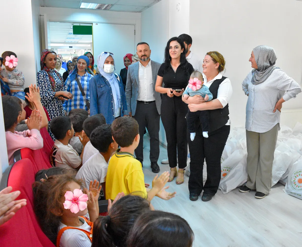 Çenteyên dibistanê û kelûpelên nivîsgehê ji xwendekaran re hatin belavkirin.