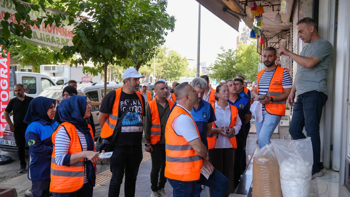Bağlar’da sokaklar kolektif emekle temizleniyor 