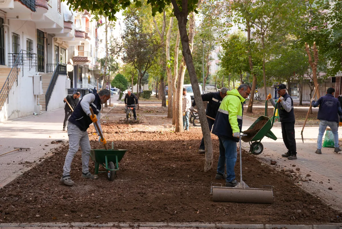 Parklar yenileniyor yeşilleniyor