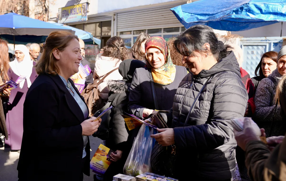 Eşbaşkan Ayaz, pazarda kadınlarla buluşarak 8 Mart çağrısı yaptı