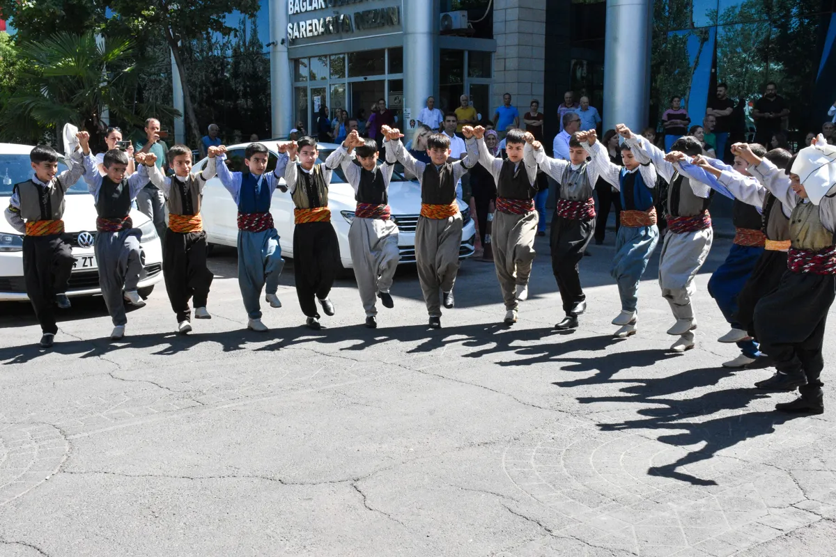 Zarokên ku li Vineyard House perwerdehiyê dibînin du kûpa di govendên gelêrî de qezenc kirin.