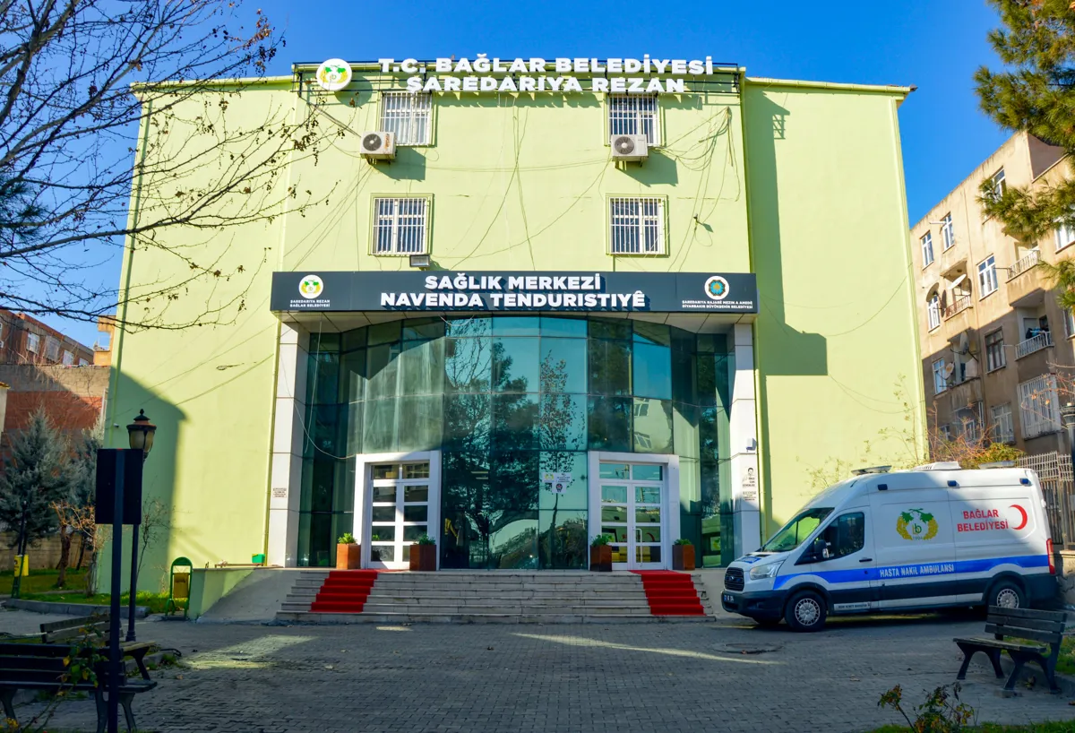 Navenda Tenduristiyê ya Şaredariya Bağlarê bi zimanê zikmakî xizmetên tenduristiyê yên bêpere pêşkêş dike.