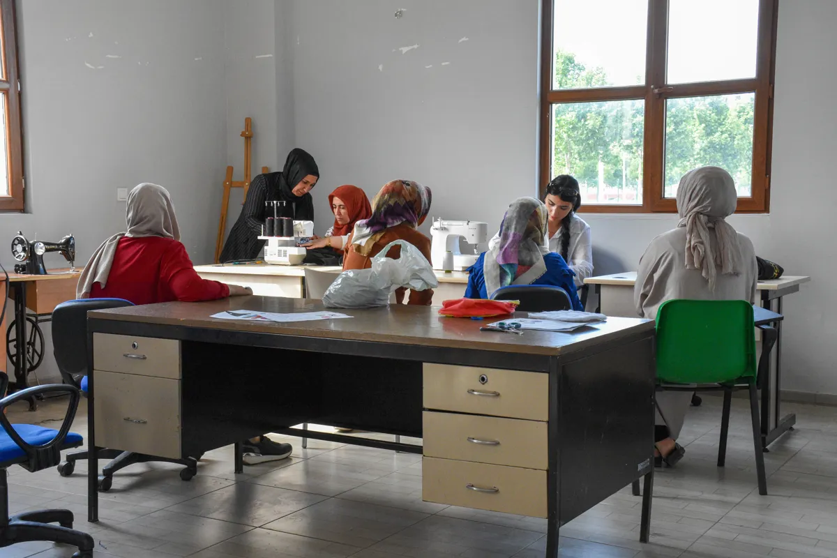 Mala Rez bi muzîk, reqsên gelêrî, atolyeyên pîşeyî û zarokan bi gel re hevdîtin dike.