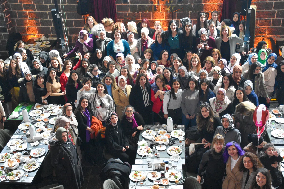 Civînek di 8ê Adarê de bi xebatkarên jin ên şaredariyê re hat lidarxistin.