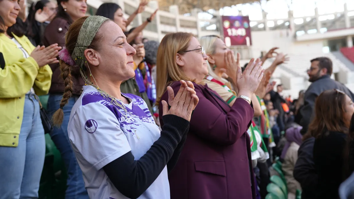 Tribünden kadına yönelik şiddete karşı mücadele mesajları verildi