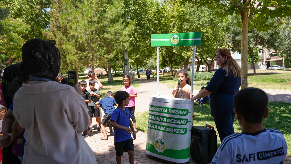 Zarokan li ser podiumê axivîn: Em taxek paqij û meydanên lîstikê dixwazin