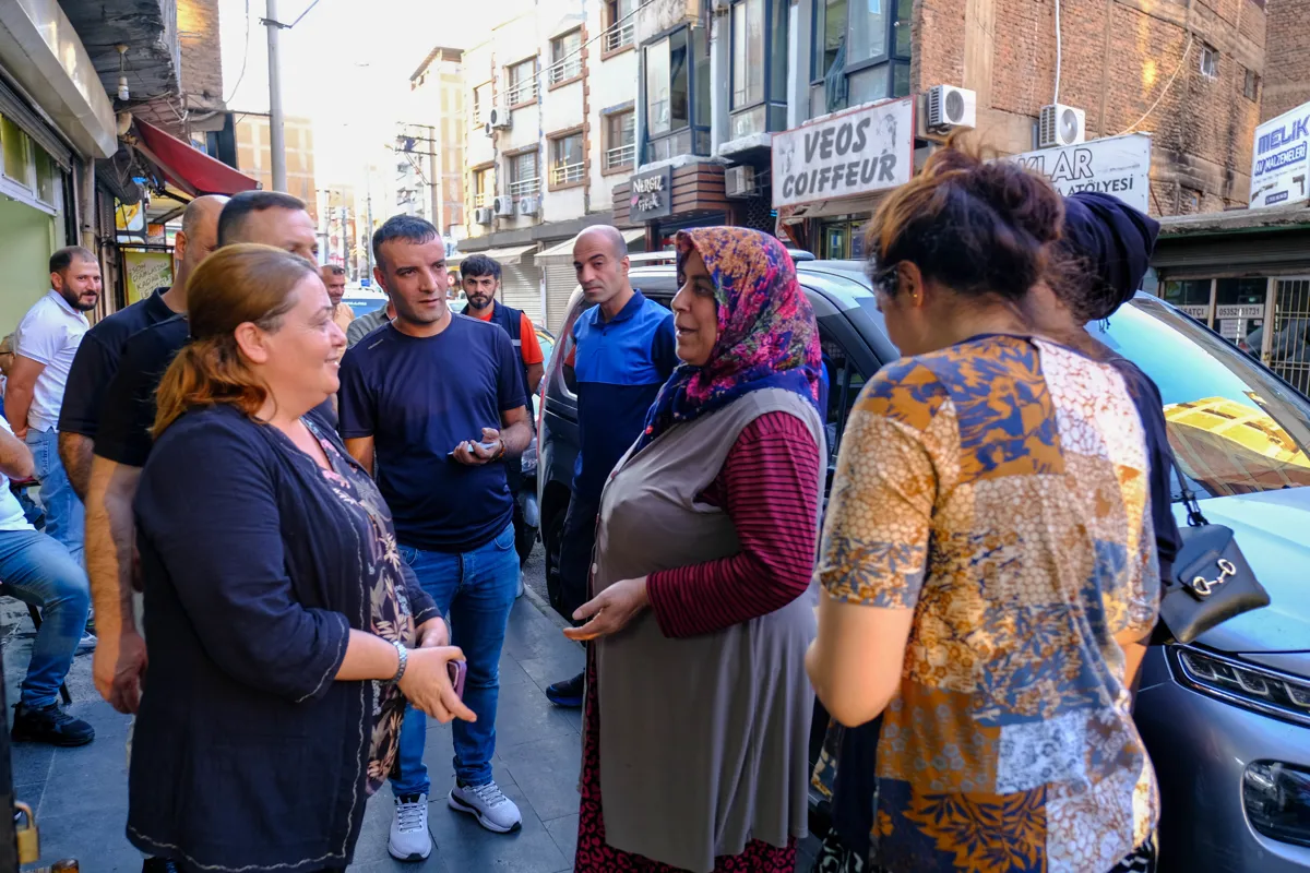 Eşbaşkanlar Fatih Caddesi'nde esnafı ziyaret etti