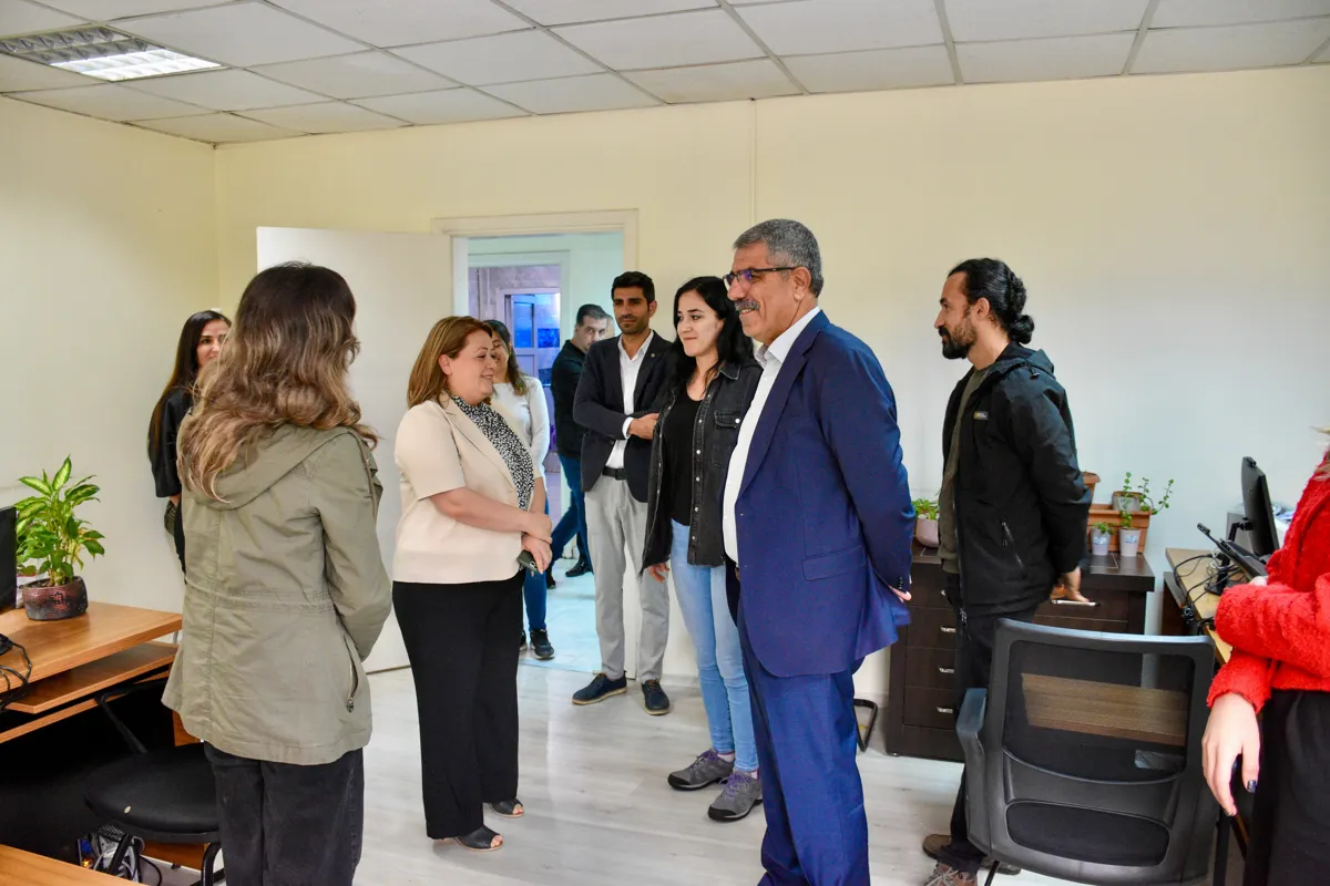 Hevserokên me "Leyla AYAZ û Siraç ÇELİK" serdana Ofîsa Zewacê û Pirtûkxaneya Giştî ya Ferzat Kemanger kirin û ji bo xizmeteke çêtir ji gelê me re pêşkêş bikin, guh dan daxwaz û pêşniyarên karmendan.