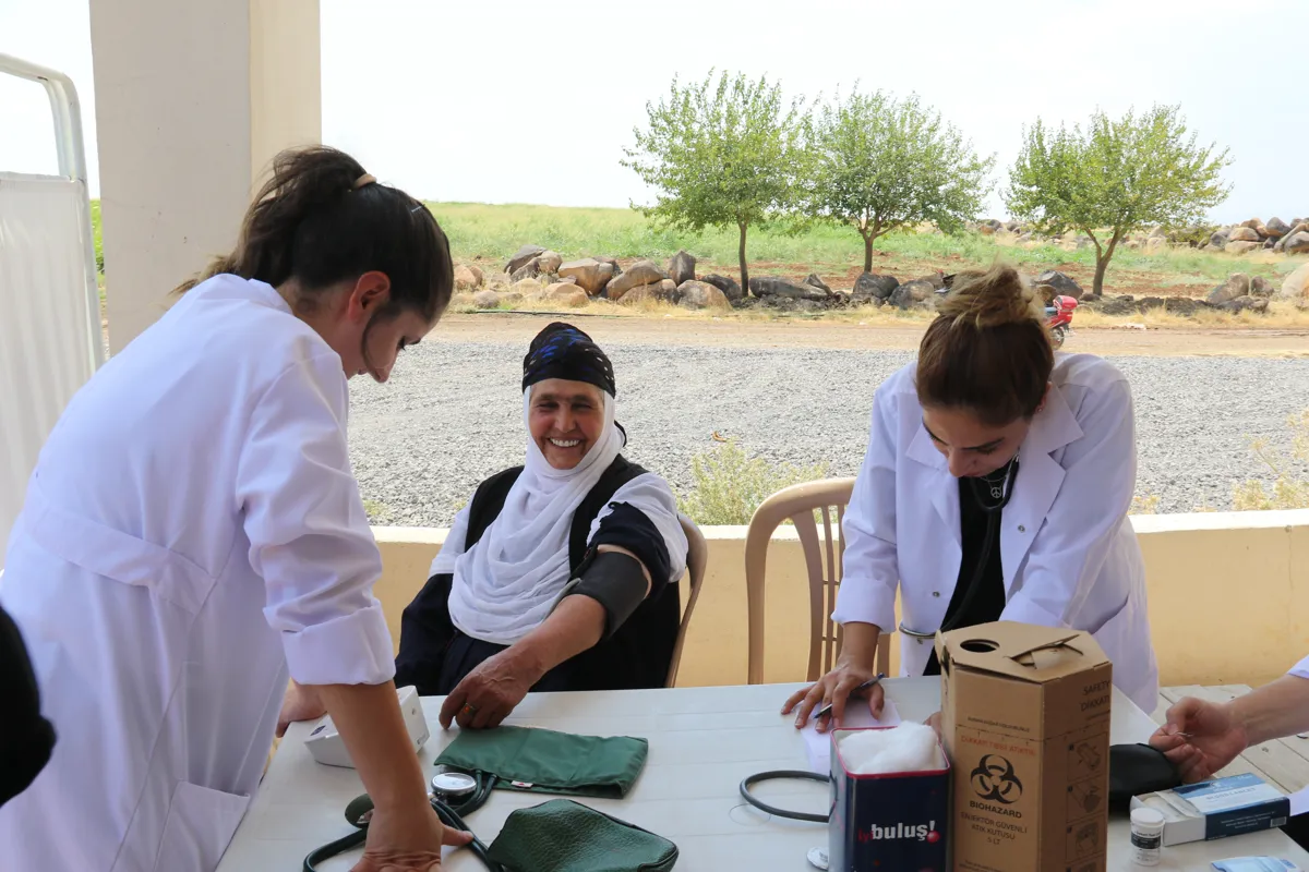 Navenda Tenduristiyê xizmetên tenduristiyê yên belaş û gihîştbar bi zimanê dayikê pêşkêş dike.
