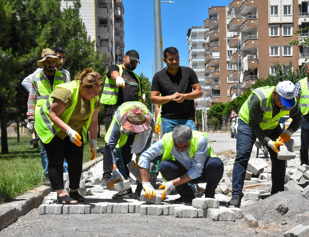 Xebatên tamîrkirinê: Li ser qadeke 14,000 metreçargoşeyî xebatên rêça peyatî tên kirin.
