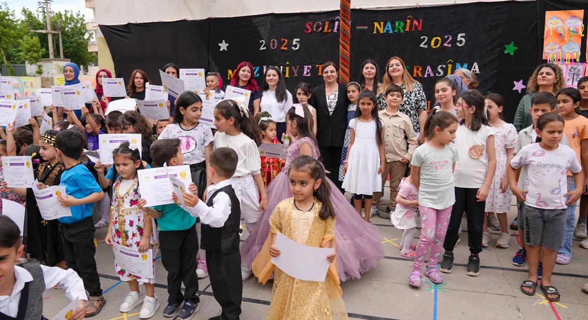 Pîrozbahiyên mezûnbûnê li Navendên Zarokan ên Narîn û Solîn