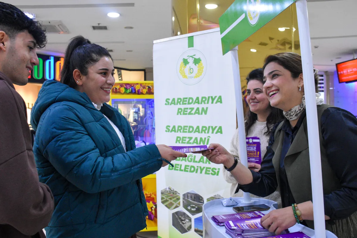 Li dijî şîdeta li ser jinan standek hate vekirin û broşûr hatin belavkirin.