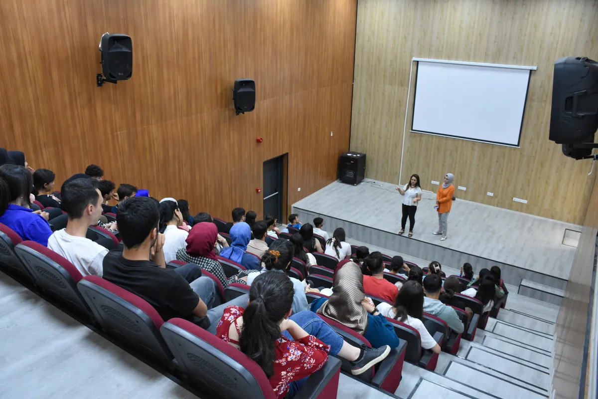 Li Hola Konferansê ya Navenda Ciwanan a Şaredariya Bağlarê semînerek bi mijara "Rêvebirina Stresê" û "Rêbazên Xebatê yên Bi Bandor" hate dayîn.