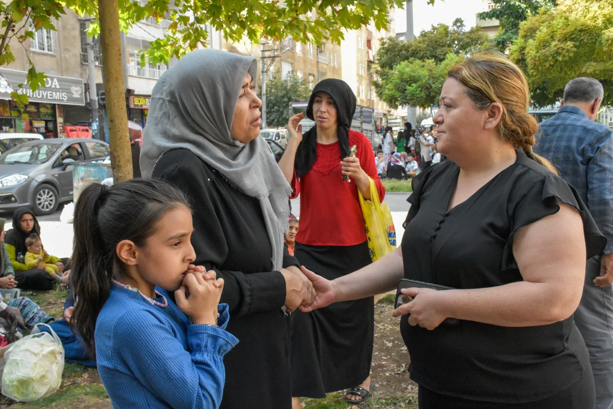 Hevserok piştî erdhejê bi welatiyan re civiyan