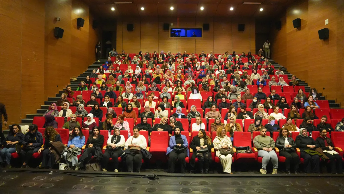 25 Kasım: Kadınlar için “Jîn” oyunu sahnelendi