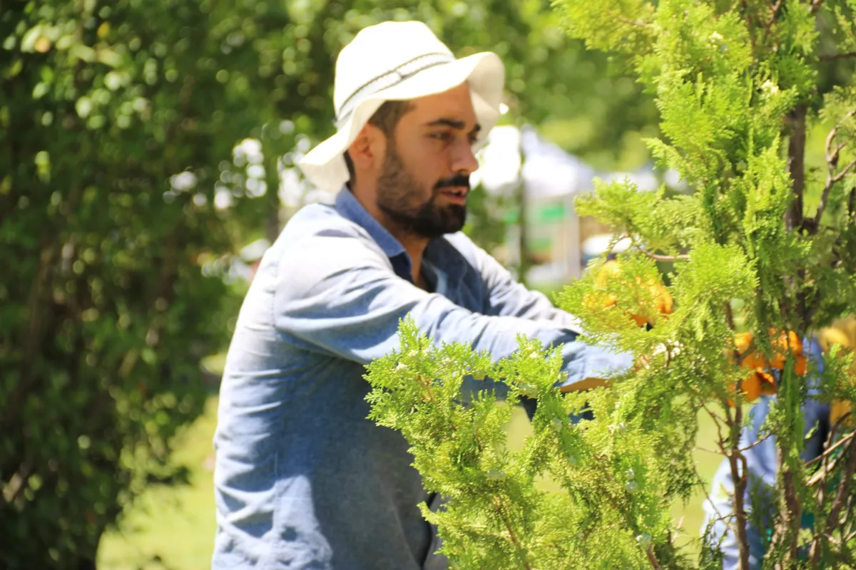 Bi piştgiriya DBBê li baxçeyê Şaredariya Bağlarê xebatên xemilandina peyzajê dest pê kirin.