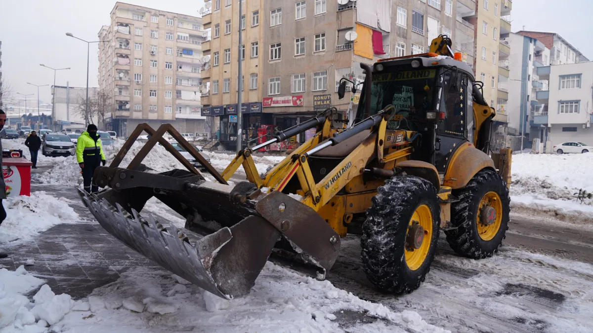 250 kişilik ekip, 55 araçla çalışmalarını 9. günde sürdürüyor