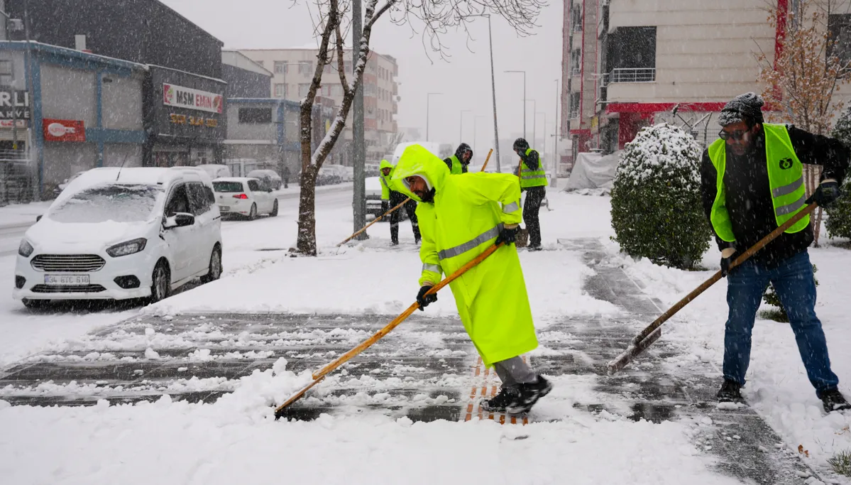 Ekipler ulaşım güvenliği için kar temizleme ve tuzlama çalışması yapıyor