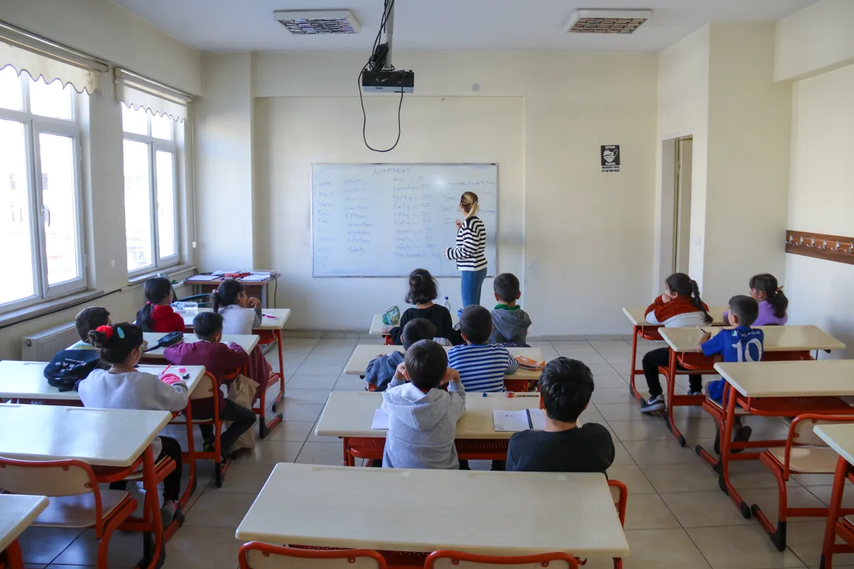 Qadeke perwerde û civakîbûnê li Baglarê: Ders li Pirtûkxaneya Giştî ya Ferzad Kemanger berdewam dikin