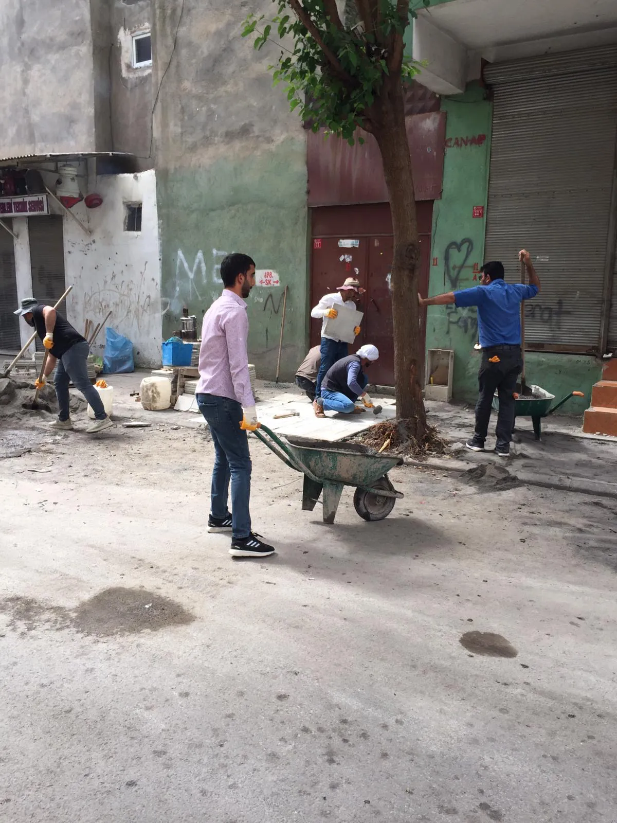 Li taxa Şêx Şamîl, tîmên temîrê yên Daîreya Karên Giştî bêyî ku hêdî bibin, xebatên xwe didomînin.