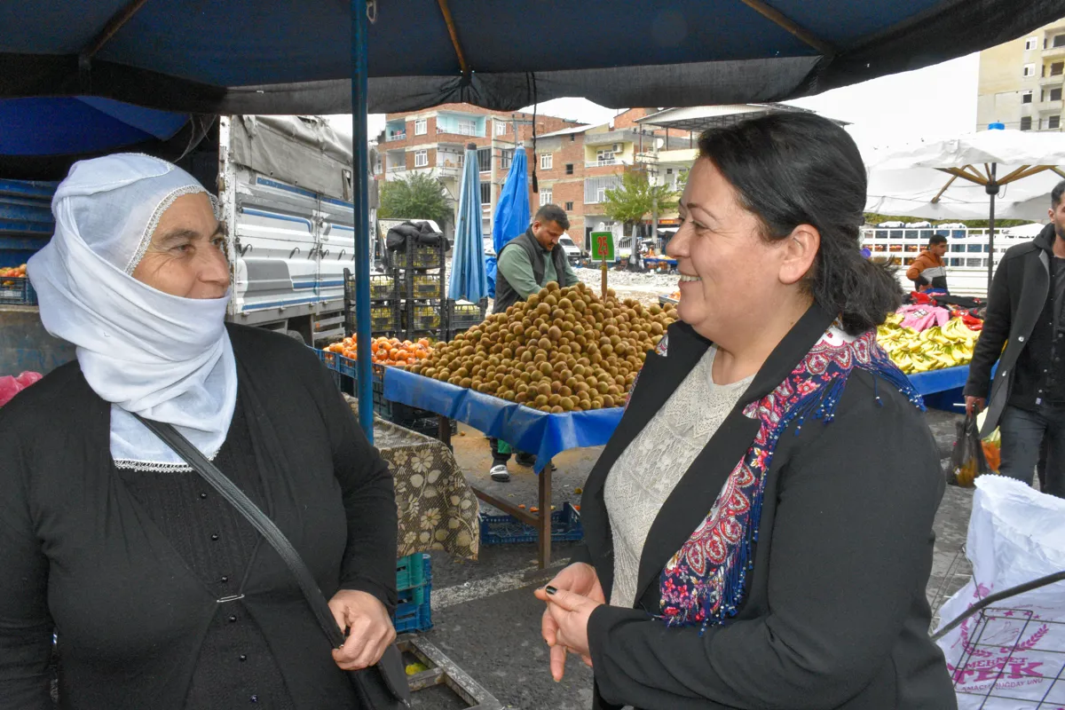 Çalakiyên 25ê Mijdarê: Hevserok Ayaz serdana esnaf û welatiyan li bazarê kir