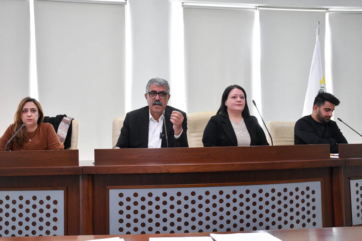 Di Civîna Parlamentoyê de, tayînkirina qeyûman û girtina hevserokan hate protestokirin.