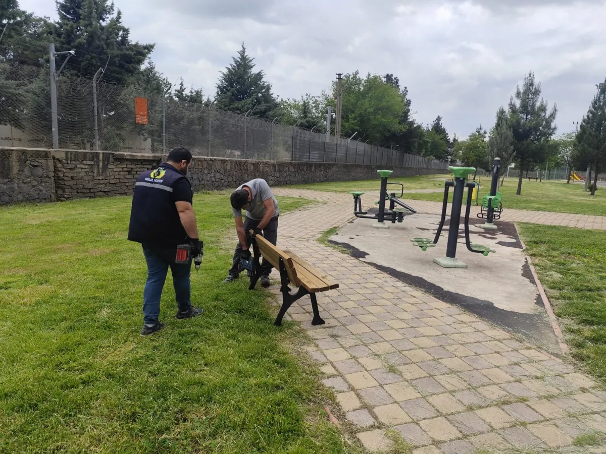 Parklarda oturma bankı montaj çalışmaları yapıldı