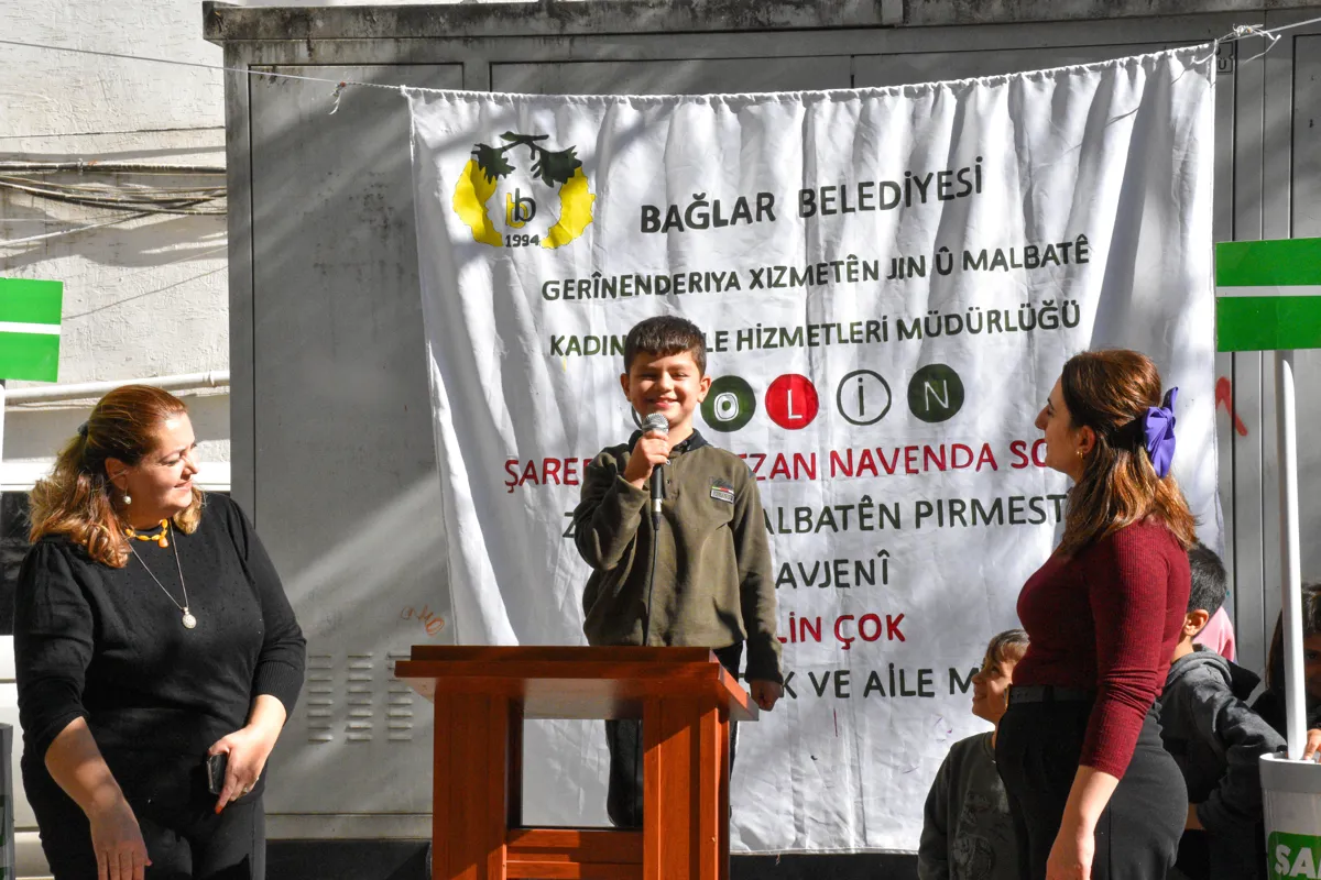 Zarokan li ser kursiyê derketin: Em cîhanek paqij û aştiyane dixwazin