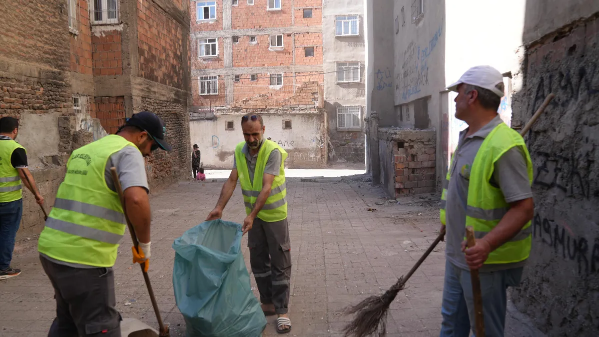 Temizlik kampanyası tüm mahallelerde sürüyor 