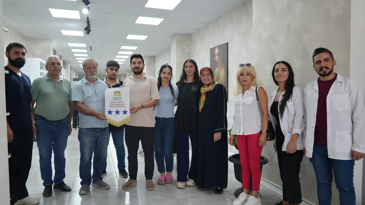 Plakên Ala Spî û Maqesên Zêrîn ji bo 13 Cihên Kar ên ku Tenduristiya Giştî Diparêzin