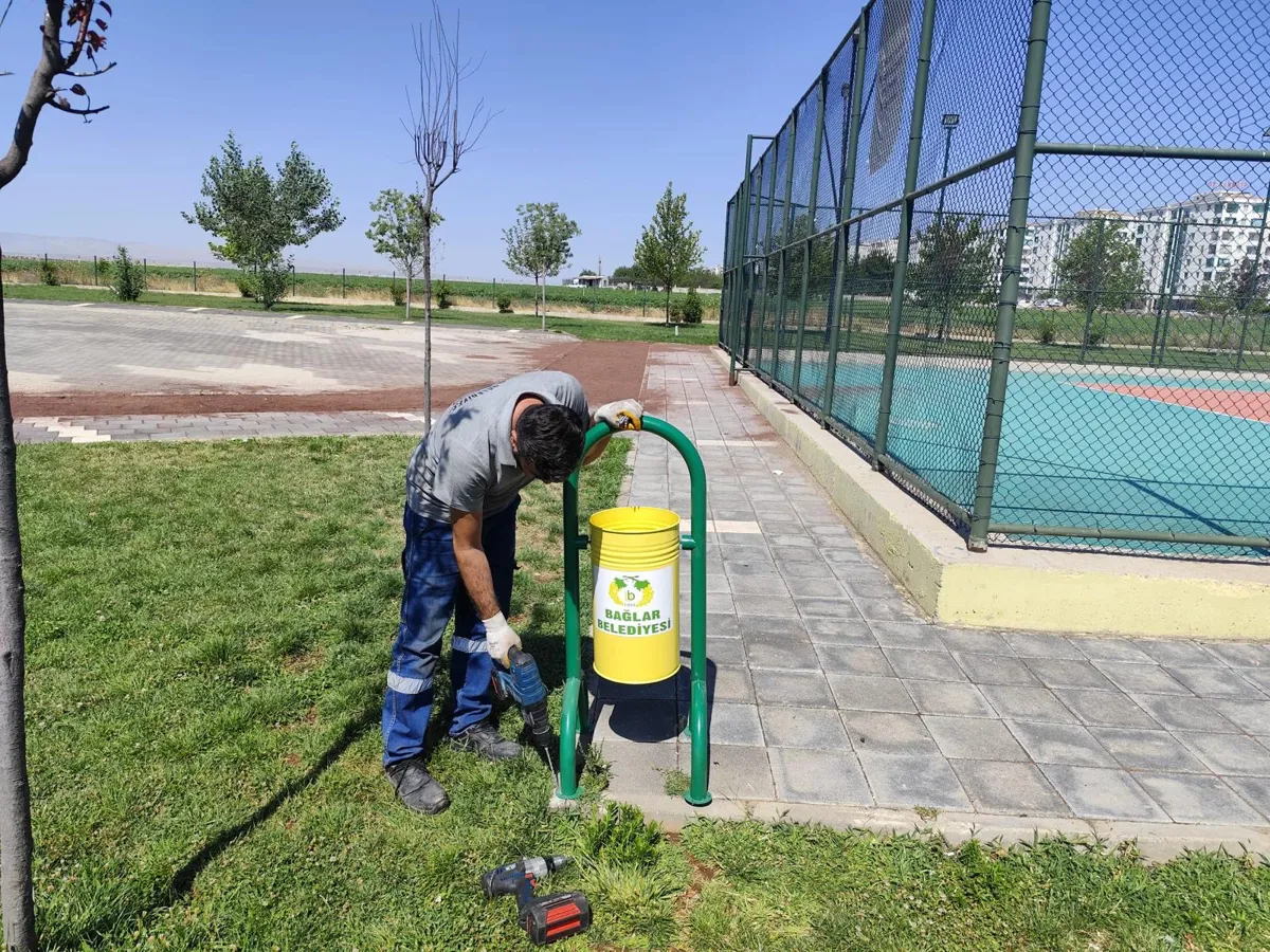 Qutîyên çopê li parkan tên danîn
